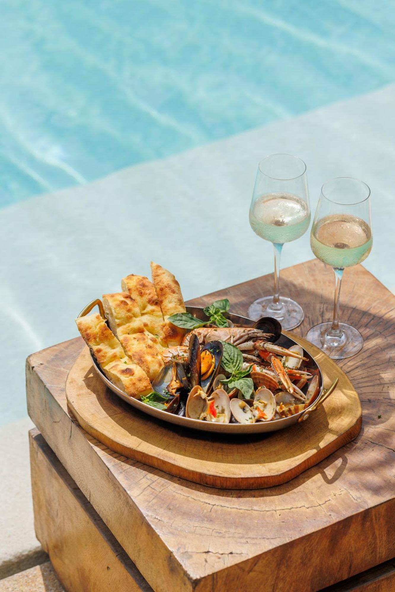 Cafe Del Mar Phuket - Suite & Penthouse Kamala Beach Eksteriør billede